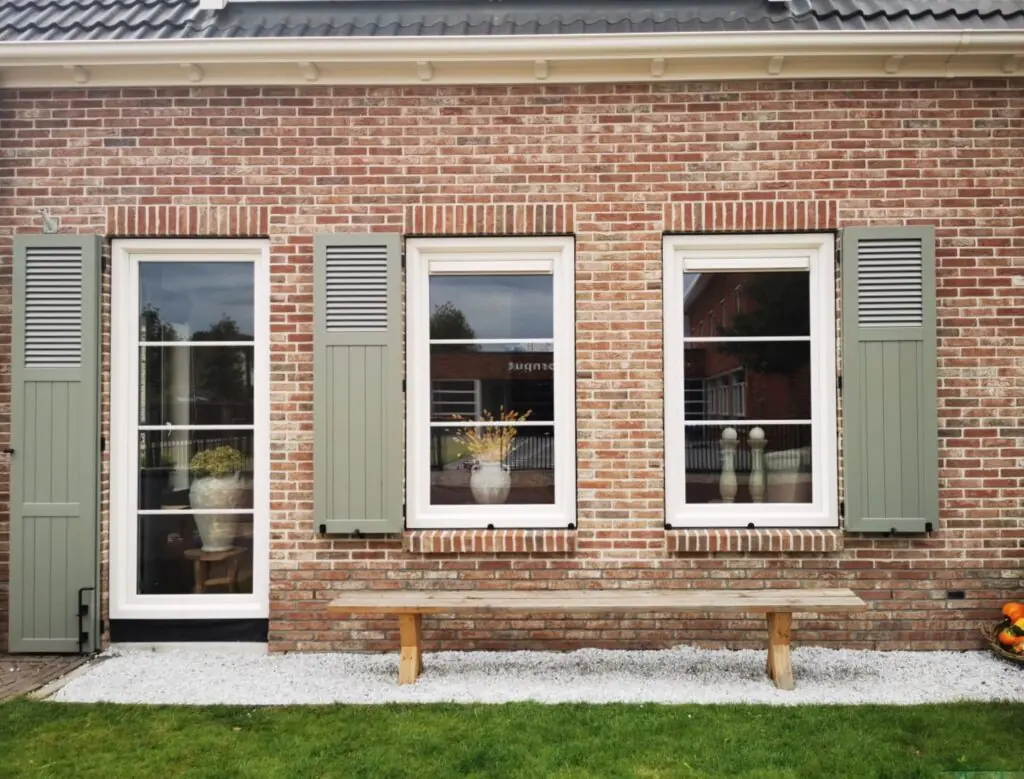 pvc-raamluiken-ventinella-combinatieluik-open-louvre-planchetten-betongrijs-functioneel-open