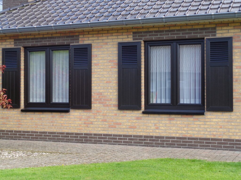 pvc-raamluiken-ventinella-combinatieluik-open-louvre-planchetten-donkerbruin