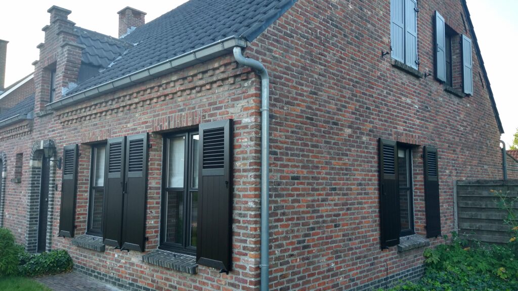 pvc-raamluiken-ventinella-combinatieluik-open-louvre-planchetten-donkerbruin-huis