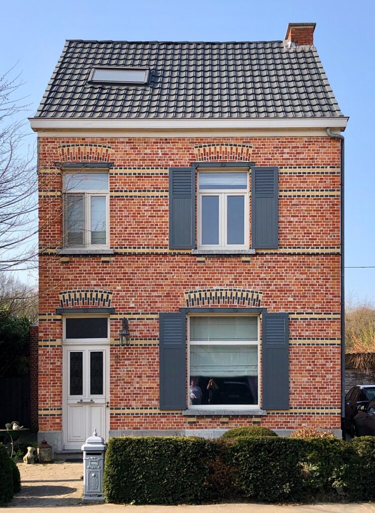 pvc-raamluiken-ventinella-combinatieluik-open-louvre-planchetten-grijs-sierluiken