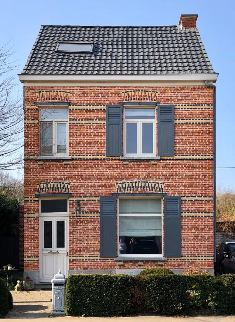 pvc-raamluiken-ventinella-combinatieluik-open-louvre-planchetten-grijs-sierluiken