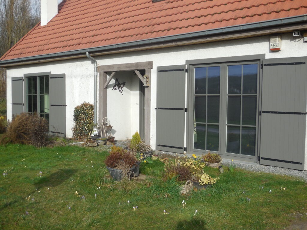 pvc-raamluiken-ventinella-model-6-boerenluiken-grijs-open