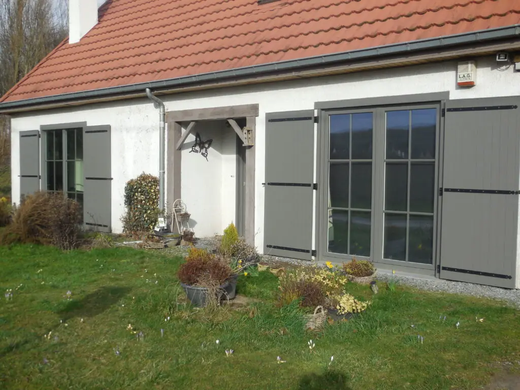 pvc-raamluiken-ventinella-model-6-boerenluiken-grijs-open