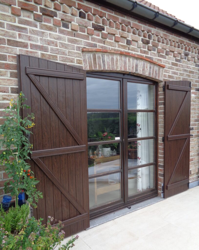 pvc-raamluiken-ventinella-model-8-boerenluiken-boogluik-houtlook-donker-notelaar