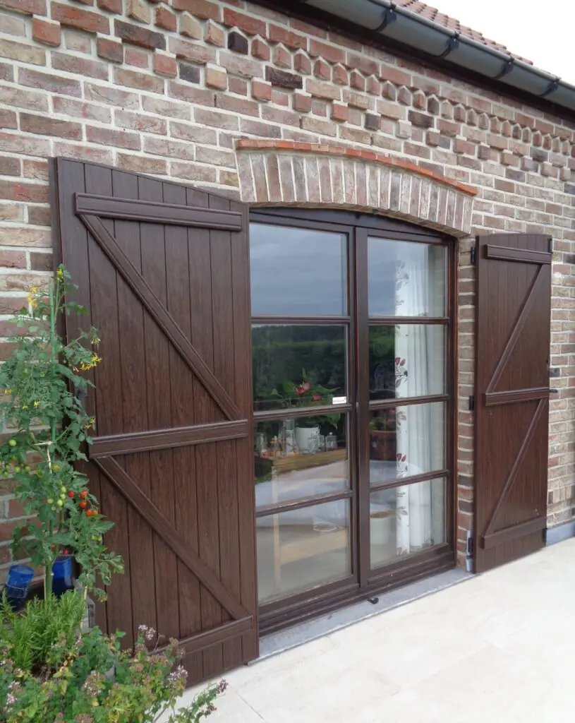 pvc-raamluiken-ventinella-model-8-boerenluiken-boogluik-houtlook-donker-notelaar