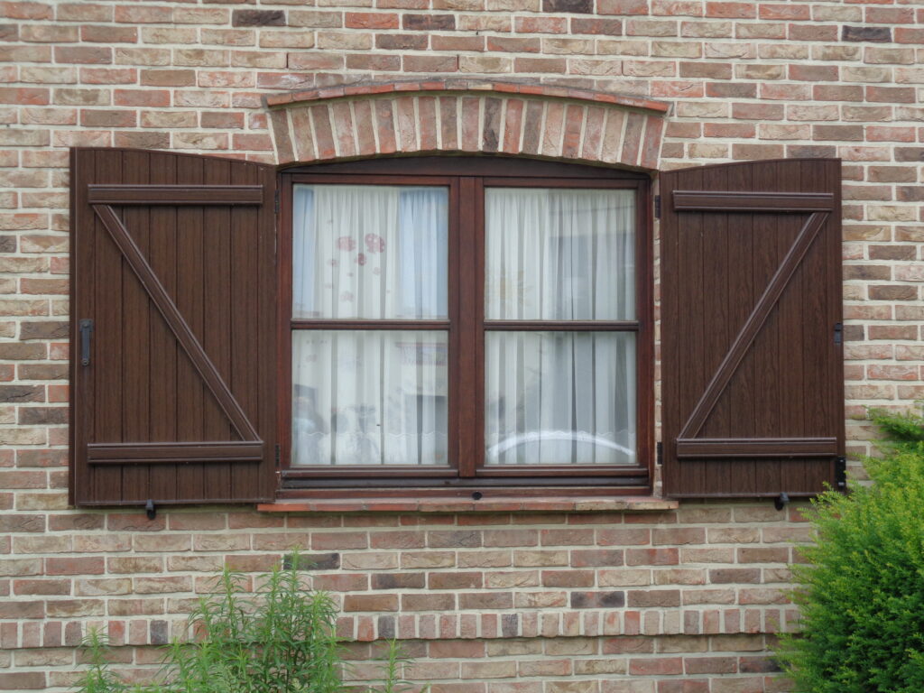 pvc-raamluiken-ventinella-model-8-boerenluiken-boogluik-houtlook-donker-notelaar-vooraanzicht