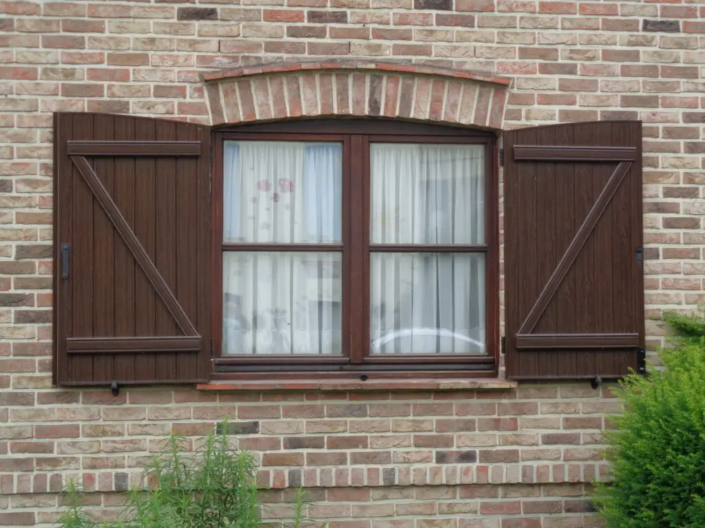 pvc-raamluiken-ventinella-model-8-boerenluiken-boogluik-houtlook-donker-notelaar-vooraanzicht