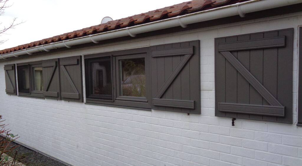 pvc-raamluiken-ventinella-model-8-boerenluiken-grijs-huis