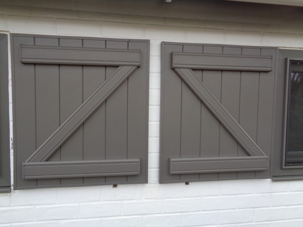 pvc-raamluiken-ventinella-model-8-boerenluiken-grijs-vooraanzicht