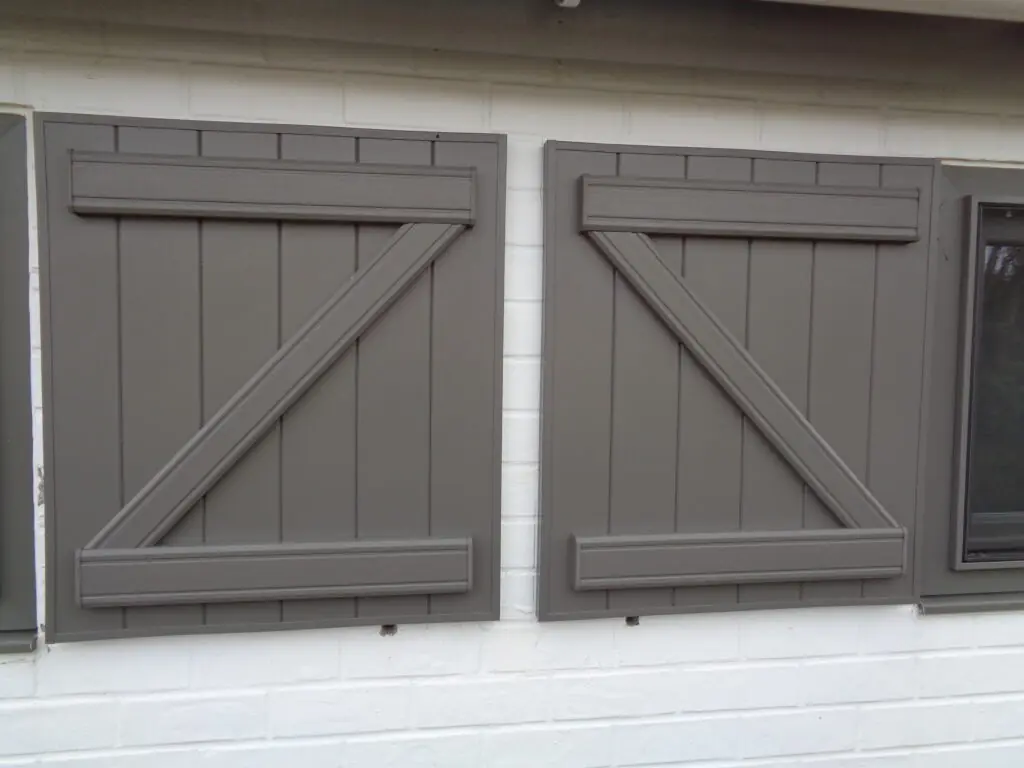 pvc-raamluiken-ventinella-model-8-boerenluiken-grijs-vooraanzicht