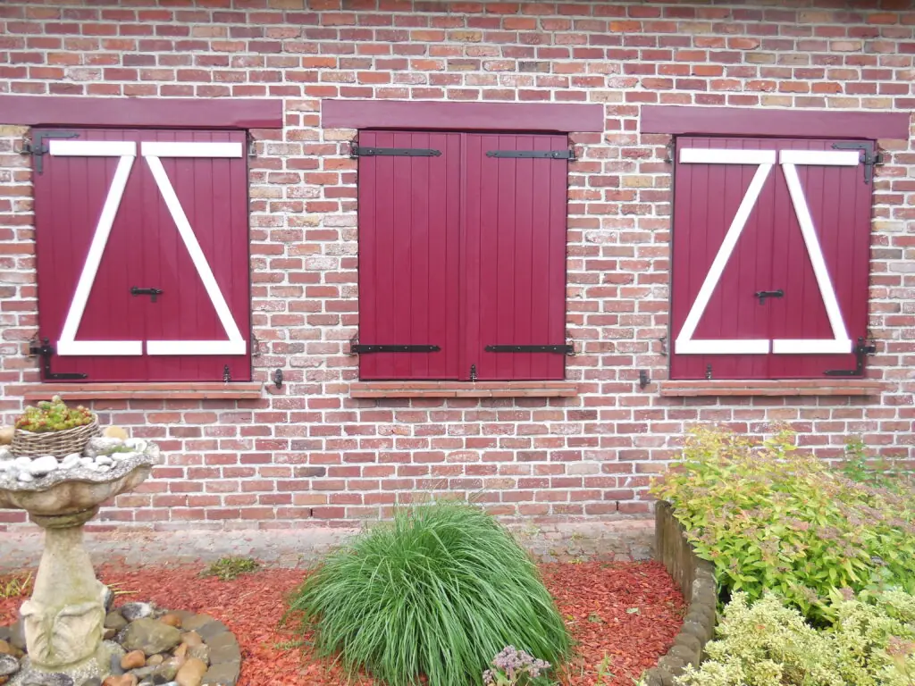 pvc-raamluiken-ventinella-model-8-boerenluiken-rood-wit-vooraanzicht-gesloten