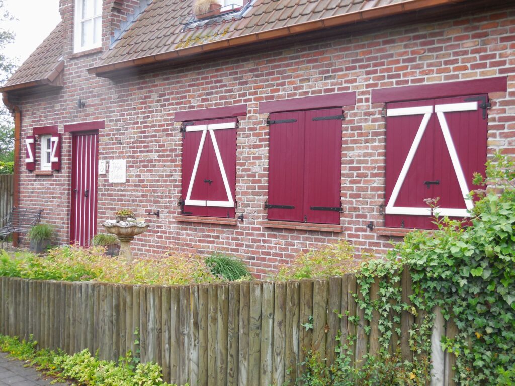 pvc-raamluiken-ventinella-model-8-boerenluiken-rood-wit-vooraanzicht-huis
