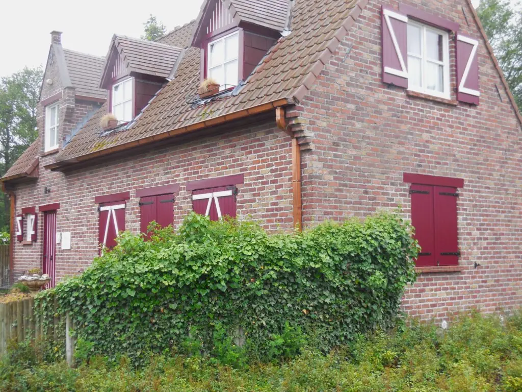 pvc-raamluiken-ventinella-model-8-boerenluiken-rood-wit-vooraanzicht-huis-overzicht