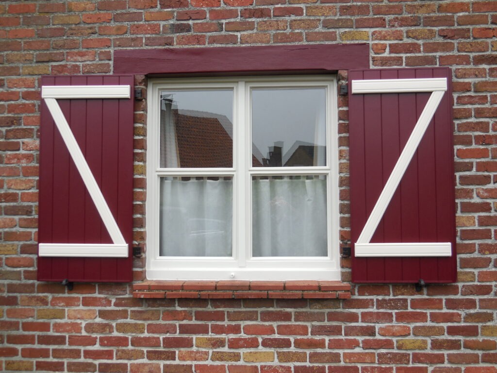 pvc-raamluiken-ventinella-model-8-boerenluiken-rood-wit-vooraanzicht-open