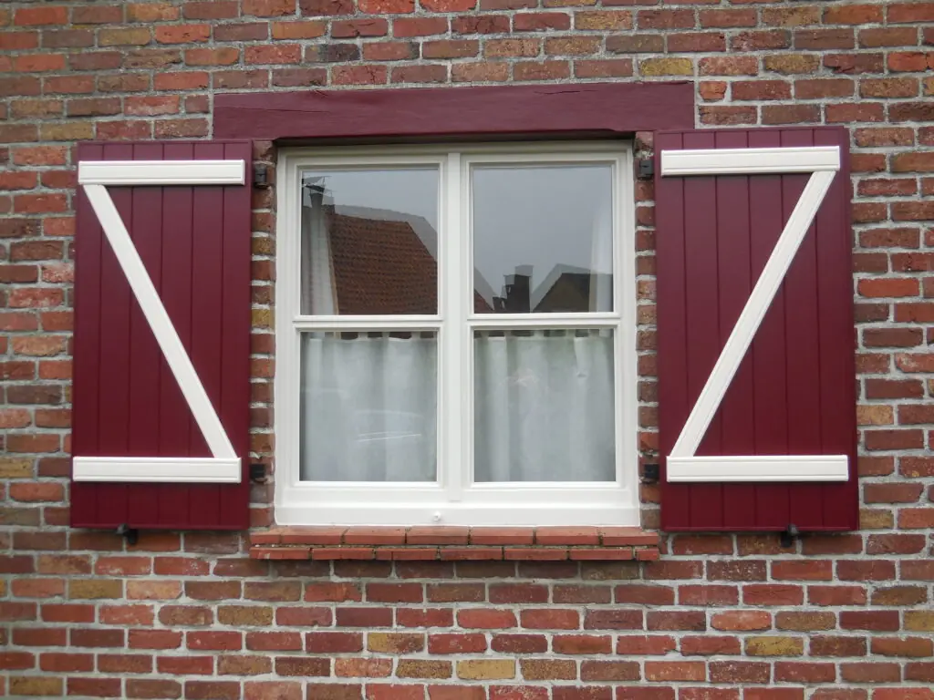 pvc-raamluiken-ventinella-model-8-boerenluiken-rood-wit-vooraanzicht-open