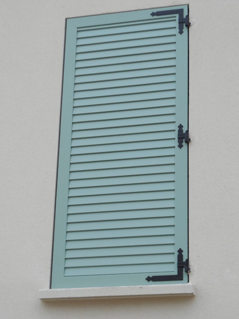 pvc-raamluiken-ventinella-referentie-gesloten-louvre-groen-blauw-vooraanzicht