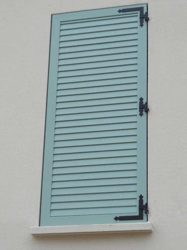 pvc-raamluiken-ventinella-referentie-gesloten-louvre-groen-blauw-vooraanzicht