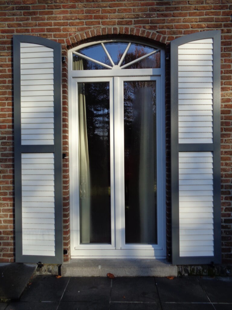 pvc-raamluiken-ventinella-referentie-gesloten-louvre-wit-grijs-boogluik-open-set