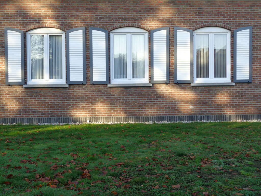 pvc-raamluiken-ventinella-referentie-gesloten-louvre-wit-grijs-boogluik-overzicht