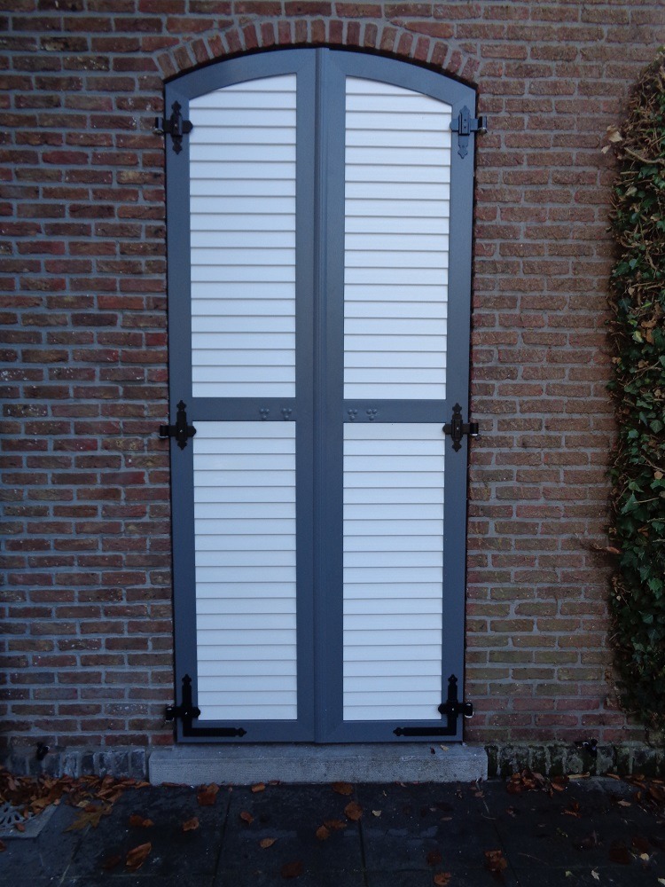 pvc-raamluiken-ventinella-referentie-gesloten-louvre-wit-grijs-boogluik-set