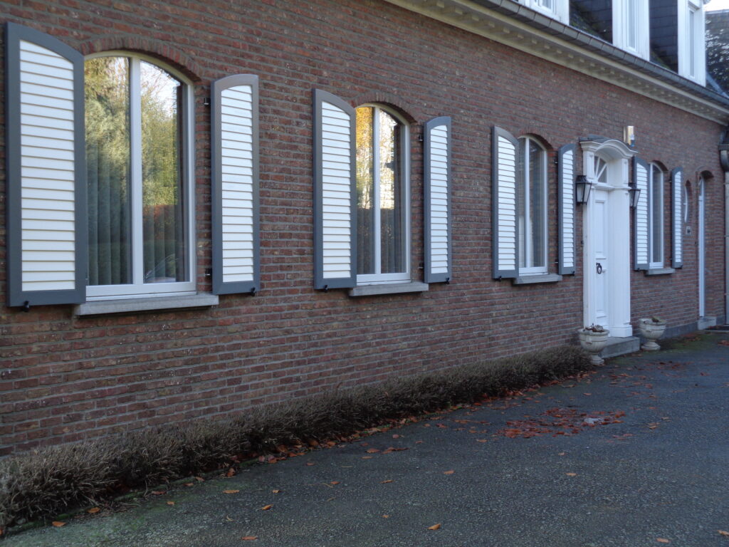 pvc-raamluiken-ventinella-referentie-gesloten-louvre-wit-grijs-boogluik-villa