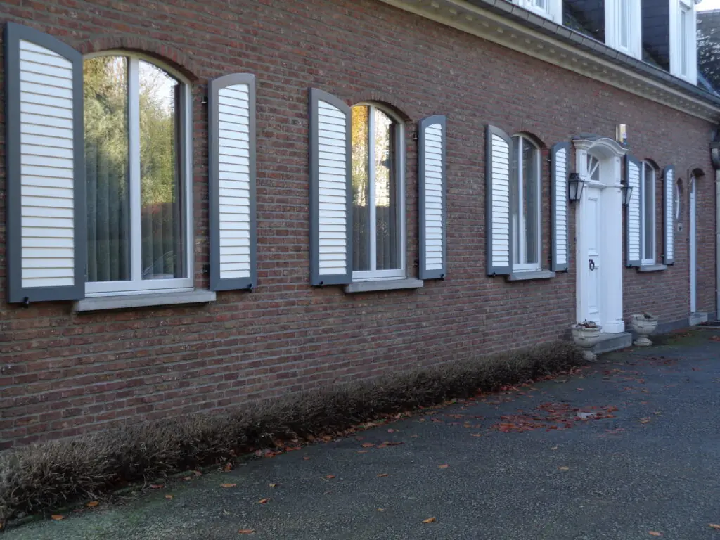 pvc-raamluiken-ventinella-referentie-gesloten-louvre-wit-grijs-boogluik-villa