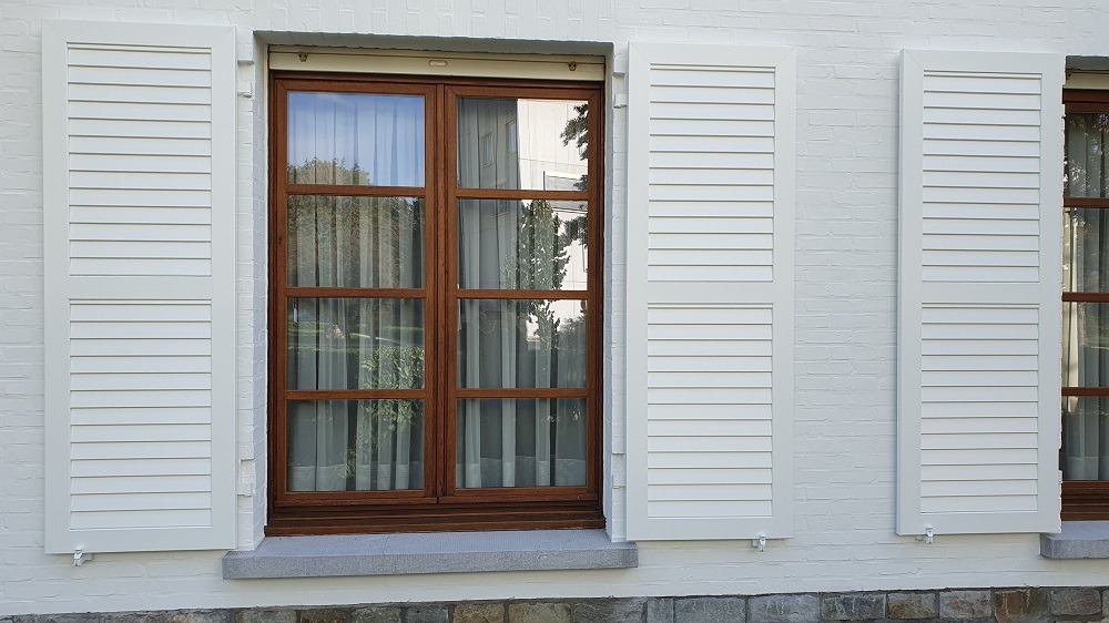 pvc-raamluiken-ventinella-referentie-gesloten-louvre-wit-vooraanzicht-open-luiken