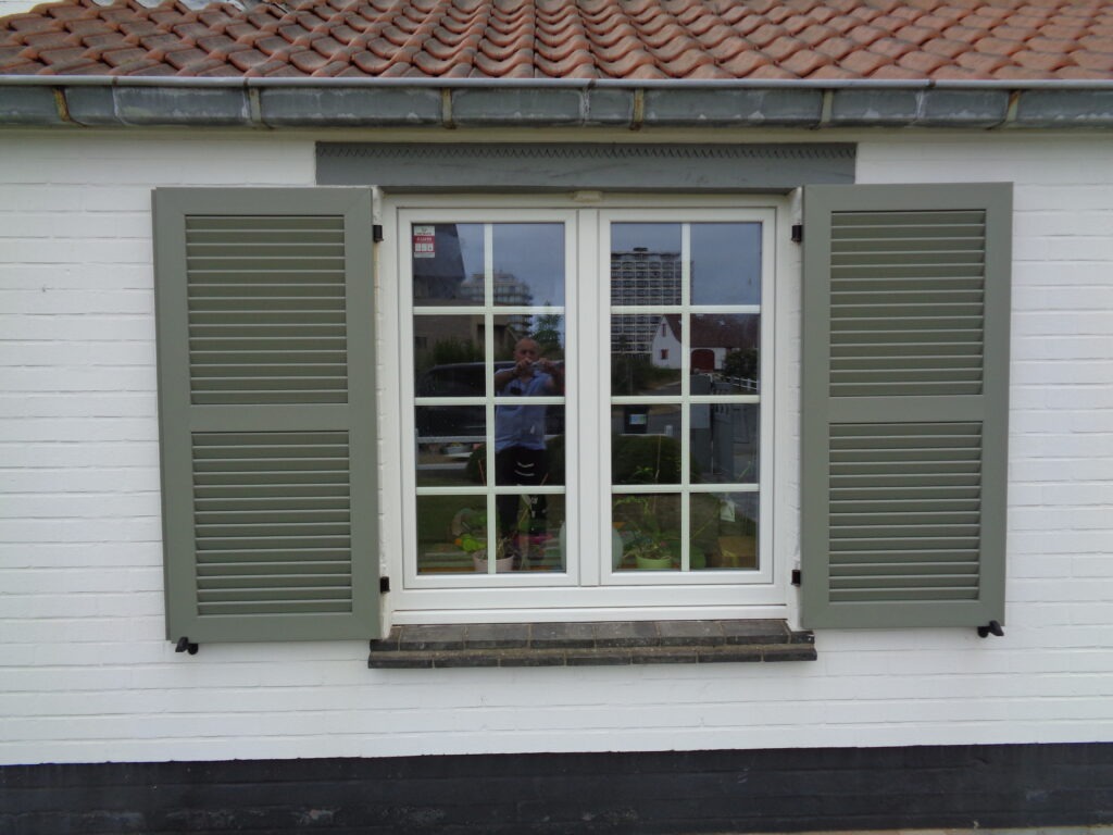 pvc-raamluiken-ventinella-referentie-open-louvre-betongrijs-open-luiken-vooraanzicht