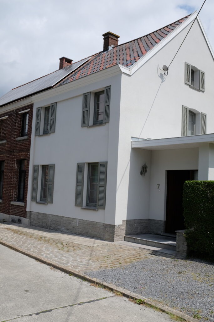 pvc-raamluiken-ventinella-referentie-open-louvre-betongrijs-sierluiken-wit-huis