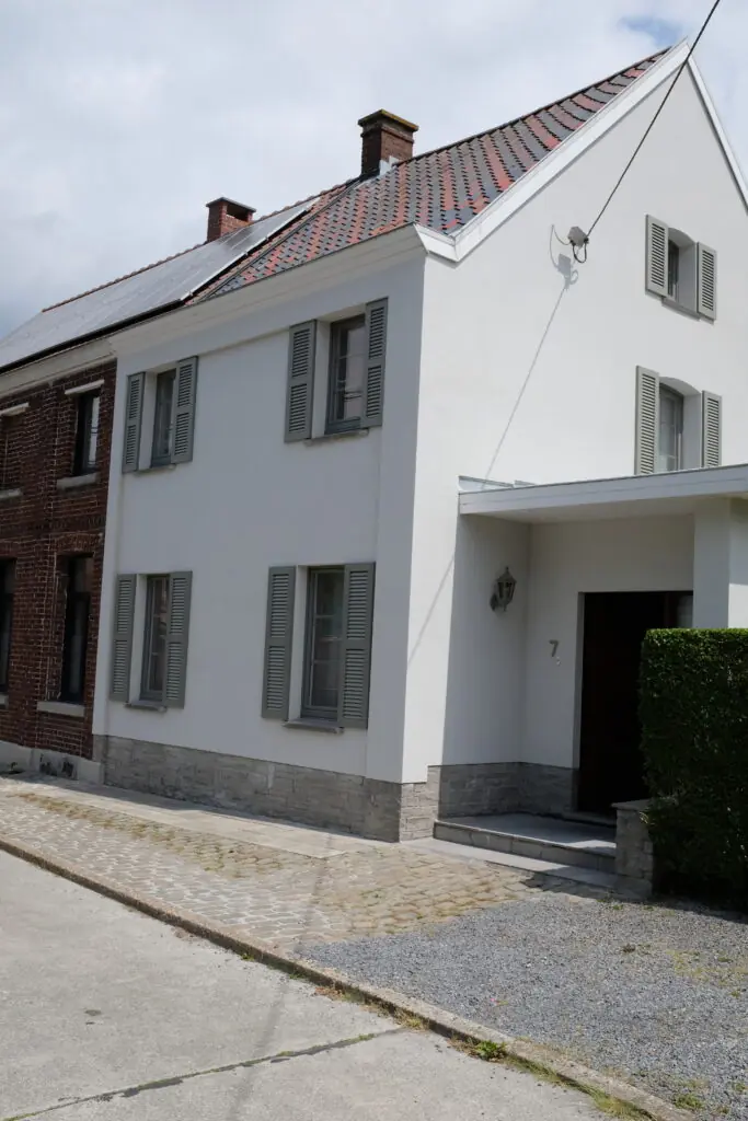 pvc-raamluiken-ventinella-referentie-open-louvre-betongrijs-sierluiken-wit-huis