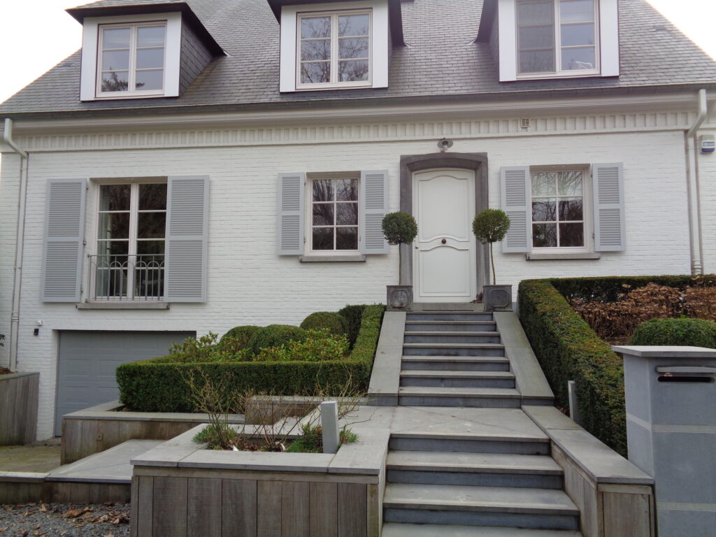 pvc-raamluiken-ventinella-referentie-open-louvre-grijs-vooraanzicht-huis