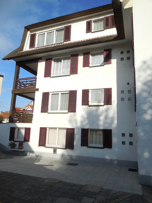 pvc-raamluiken-ventinella-referentie-open-louvre-rood-appartement-zee