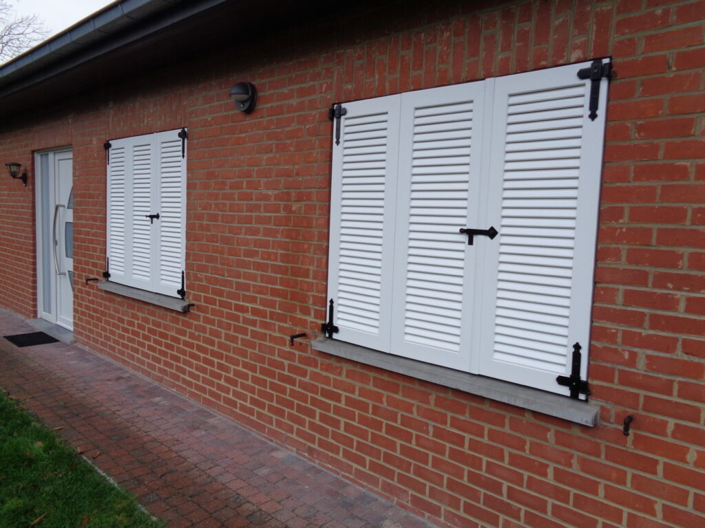 pvc-raamluiken-ventinella-referentie-open-louvre-wit-gesloten-luiken