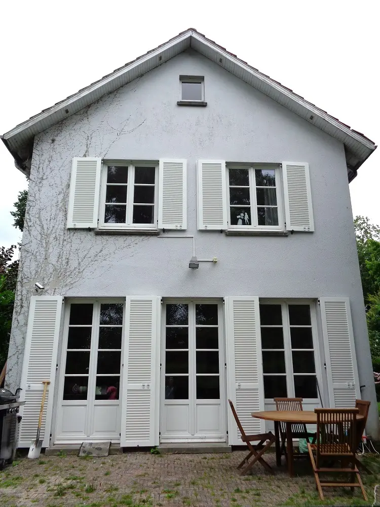 pvc-raamluiken-ventinella-referentie-open-louvre-wit-vooraanzicht-huis