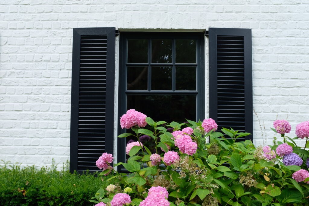 pvc-raamluiken-ventinella-referentie-open-louvre-zwart-vooraanzicht