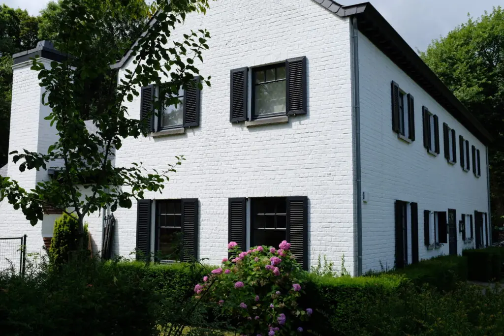 pvc-raamluiken-ventinella-referentie-open-louvre-zwart-wit-huis