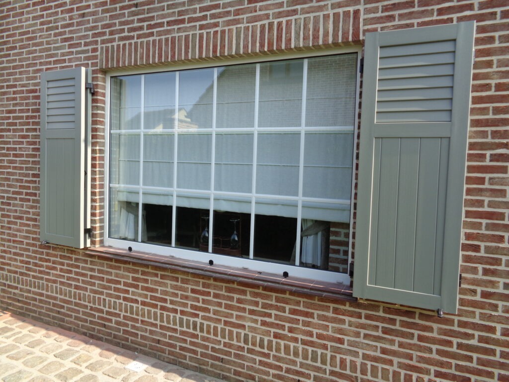 pvc-raamluiken-ventinella-referentie-planchetten-betongrijs-vouwluik-open