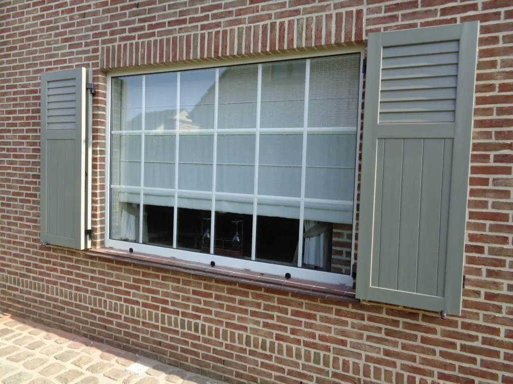 pvc-raamluiken-ventinella-referentie-planchetten-betongrijs-vouwluik-open