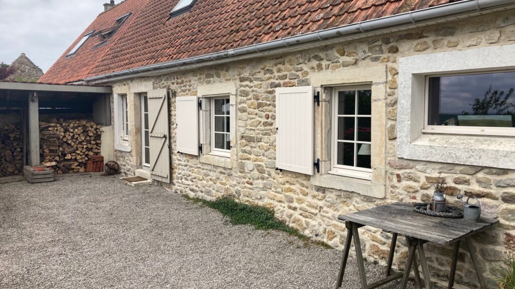 pvc-raamluiken-ventinella-referentie-planchetten-cremewit-landelijk-boerenluiken-open