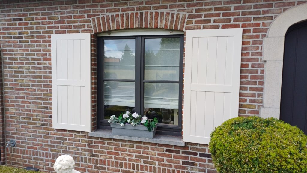 pvc-raamluiken-ventinella-referentie-planchetten-cremewit-vooraanzicht-set