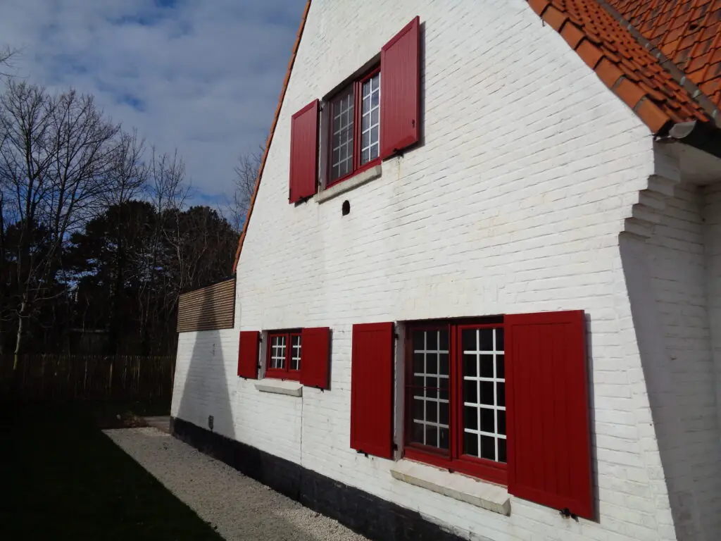 pvc-raamluiken-ventinella-referentie-planchetten-rood-villa-kust