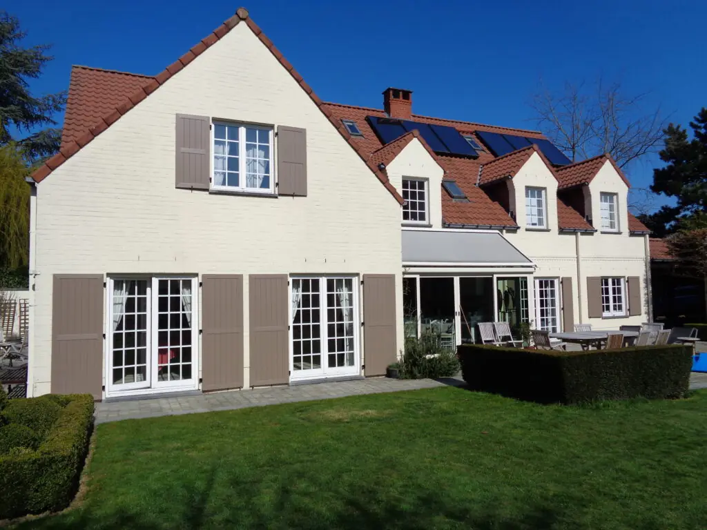 pvc-raamluiken-ventinella-referentie-planchetten-taupe-villa