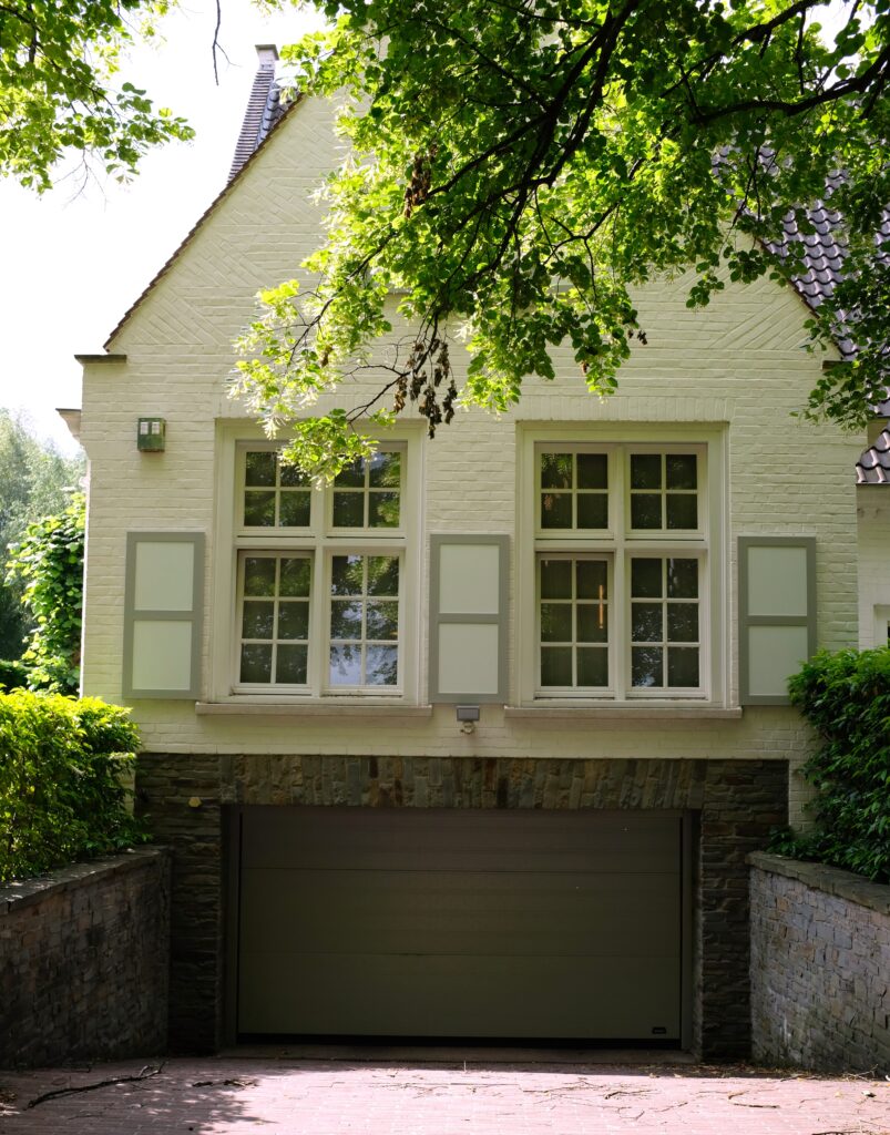 pvc-raamluiken-ventinella-referentie-vlak-paneel-wit-grijs-villa