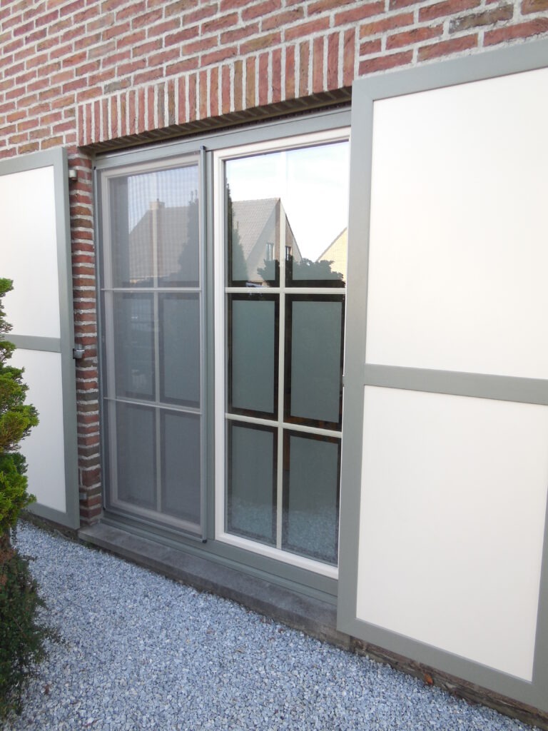 pvc-raamluiken-ventinella-referentie-vlak-paneel-wit-grijs-zijaanzicht