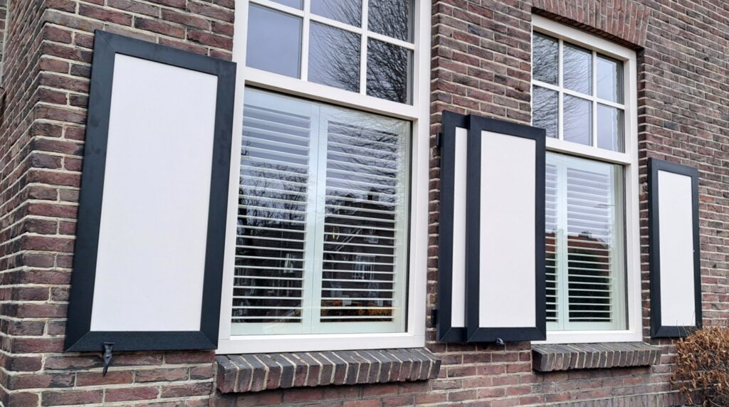 pvc-raamluiken-ventinella-referentie-vlak-paneel-wit-groen-holland