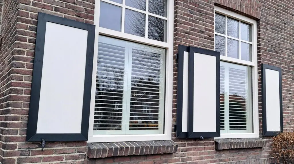 pvc-raamluiken-ventinella-referentie-vlak-paneel-wit-groen-holland