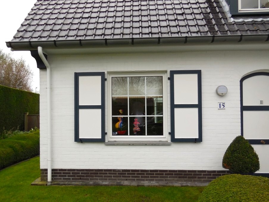 pvc-raamluiken-ventinella-referentie-vlak-paneel-wit-groen-vooraanzicht