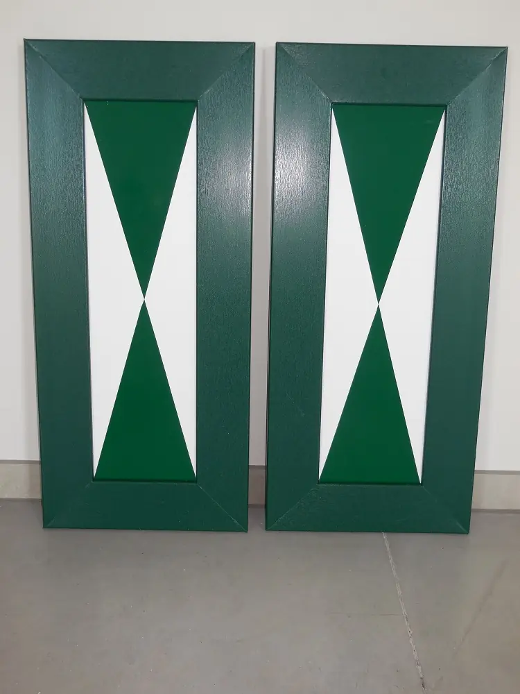 PVC raamluiken in zandlopermodel, groen en wit – vooraanzicht, productfoto Ventinella