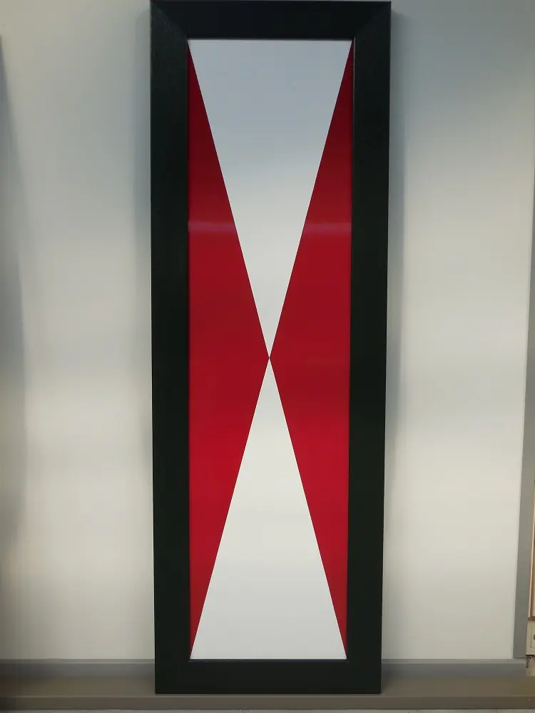 PVC raamluiken in zandlopermodel, rood en wit – vooraanzicht, productfoto Ventinella