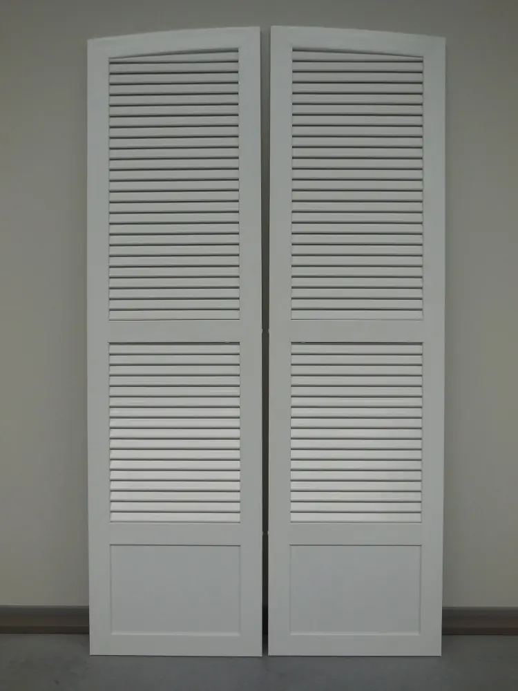 PVC boogluik met segmentboog in wit – combinatie van open louvre en vlak paneel, productfoto Ventinella